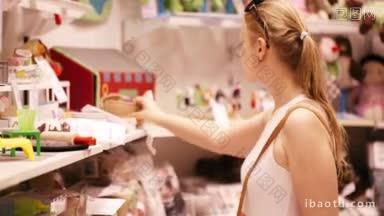 一位年轻的女士正在超级市场的玩具专柜里为她的孩子挑选玩具